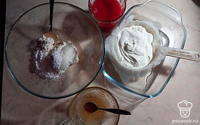 Подготовьте ингредиенты для крема: сметану заранее откиньте на дуршлаг с марлей на 6 часов, желатин разведите по инструкции на упаковке, подготовьте творожный сыр с сахарной пудрой и клубничное пюре.
