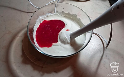 Взбейте творожный сыр с сахарной пудрой, добавьте сметану, клубничное пюре и готовый желатин, крем поставьте в холод на 30 минут.
