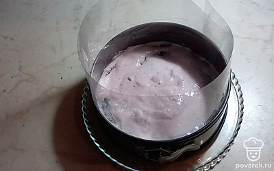 Намажьте первый корж кремом.