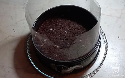 Выложите второй корж.