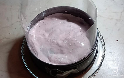 Намажьте второй корж кремом.