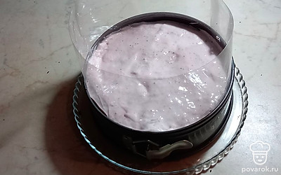 Намажьте третий корж кремом.