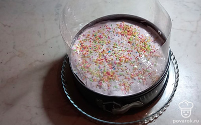 Украсьте торт цветной кокосовой стружкой, уберите торт в холод на ночь.