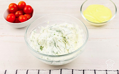 Мелко нарежьте чеснок и укроп. Сыр разомните вилкой, смешайте его с чесноком, майонезом и укропом.