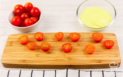 Томаты черри разрежьте пополам.