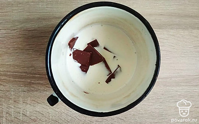 В небольшой сотейник влейте сливки и подогрейте их на тихом огне так, чтобы сливки стали горячими, но не вскипели. Шоколадные плитки измельчите ножом и выложите их в горячие сливки.