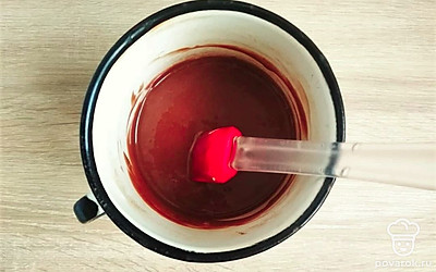 Дождитесь полного растворение шоколада и хорошо перемешайте. Охладите до консистенции густой сметаны и нанесите на поверхность торта, кексов или пирожных.