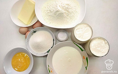 Пшеничную муку просейте. Включите духовку и разогрейте до 200°C.