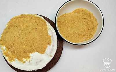 Приступите к приготовлению крема. В глубокой миске смешайте сливки, сметану и сахар. Взбивайте до полного растворения кристаллов. Сборка торта классическая: коржи кладете друг на друга, примазывая каждый порцией крема. Измельчите обрезки и обсыпьте ими бока и поверхность торта. Отправьте в холодильник на 2 часа.