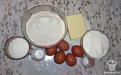 Просейте муку. Выньте из холодильника все ингредиенты. Они должны быть комнатной температуры. Маргарин растопите любым удобным способом.