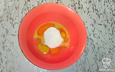 В глубокую миску вбейте яйца и добавьте к ним сахар. Взбейте смесь до пышности и введите сухие ингредиенты. Тщательно перемешайте и влейте растопленный маргарин. Еще раз перемешайте смесь до однородности.