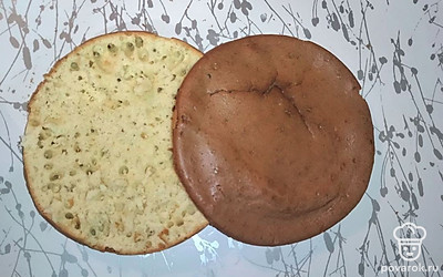 Разделите тесто на две равные части. Одну часть выпекайте 20 минут при температуре 180 градусов. Во вторую часть просейте какао, перемешайте и также выпекайте. Остудите бисквиты.