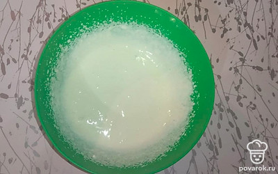 Для приготовления крема соедините сметану с сахаром. Взбивайте миксером сначала на небольших оборотах до полного растворения сахара, затем увеличьте скорость и взбивайте минут 10 до пышности.