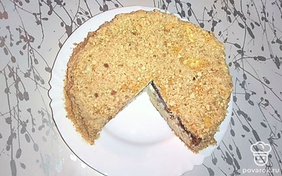 Выложите первый бисквит на блюдо и смажьте его кремом. Следом выложите второй бисквит и также смажьте его кремом. Украсьте торт крошкой от коржей, если осталась.