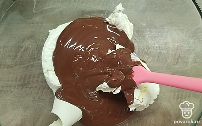 Разломите шоколад на кусочки и растопите на водяной бане или в микроволновке до однородной пасты, дайте остыть до комнатной температуры около получаса. Выложите в миску маскарпоне, добавьте растопленный шоколад и смешайте до однородности. Отдельно взбейте сливки до мягких пиков, и добавьте в крем, тщательно перемешивая, чтобы получился однородная густая масса.