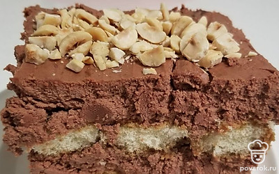 Перед подачей выньте торт из формы на блюдо, снимите пленку. Посыпьте измельченным фундуком и подавайте. Лучше всего такой насыщенный десерт сочетается с чаем или кофе без сахара.