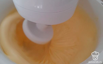 Свежие яйца начните взбивать на медленной скорости миксера. Добавьте 1 стакан сахара и ванилин и увеличьте скорость. Сахар добавляйте не весь сразу, а постепенно. Продолжайте взбивать около 5-7 минут до увеличения и побеления массы.