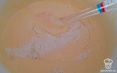 Добавляйте просеянную муку в 3 приема, каждый раз перемешивая тесто лопаткой методом складывания снизу-вверх. Так у вас получится воздушный бисквит.