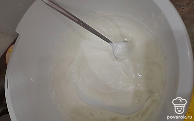 Сметану и оставшийся стакан сахара взбейте в течение 5 минут.