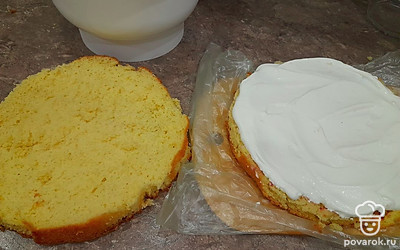 На разрезанный бисквит распределите крем. 