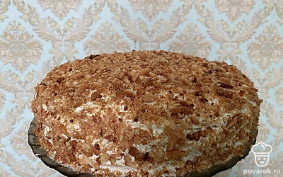 Готовый торт оставляем на пару часов в холодильнике, чтобы тот пропитался.
Из указанного количества ингредиентов получается один торт, состоящий из 5 медовых коржей.