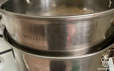 Первым делом соорудим водяную баню. Это делается очень просто и никакого специального оборудования не требуется. Берем две кастрюли разного диаметра. В большую кастрюлю наливаем воды, в нее ставим кастрюлю поменьше (маленькая кастрюлька не должна касаться дна большой). Всю эту конструкцию ставим на огонь.