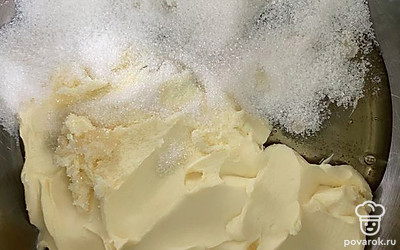 В кастрюльку меньшего диаметра кладем кусочки масла, добавляем сахар и мед. Если мед засахарившийся, то кладем две ложки меда с небольшой горкой. Если мед жидкий, то отмеряем три ложки меда.