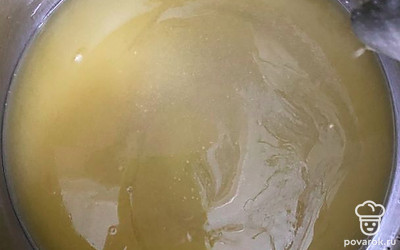 Помешивая, нагреваем смесь на водяной бане. Когда масло растает и смешается с медом и сахаром, у нас получится довольно жидкая однородная смесь. Если какие-то крупинки сахара не растворились, ничего страшного, они растворятся в ходе дальнейшего приготовления теста. Доводить до кипения смесь не нужно.