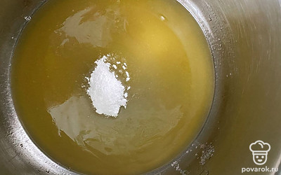 Кладем чайную ложечку соды с небольшой горкой.