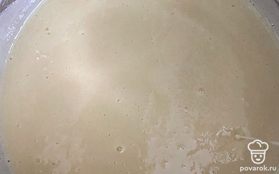 Помешивая, продолжаем нагревать смесь. Сода вступает в реакцию с медом, смесь светлет и увеличивается в объеме. Как только достигли данного эффекта, выключаем огонь, больше водяная баня нам не потребуется.