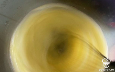Взбиваем яйца, можно взбить вручную при помощи самого обычного веничка. Можно сильно не взбивать, главное смешать белки с желтками до однородной массы.