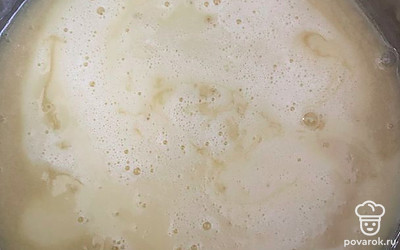 В теплую, но не горячую медовую массу, помешивая, вливаем взбитые яйца.