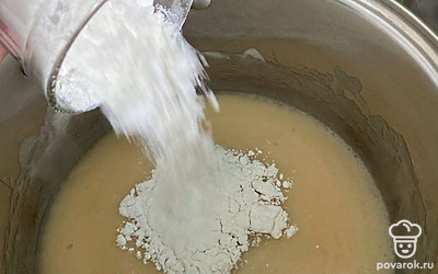 Помешивая, порциями добавляем муку. Обычно медовая масса хорошо берет муку, без образования комочков.