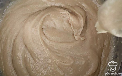 Все как следует перемешиваем, пока не получим однородную массу. Тесто для Медовика получается желтое, ароматное и тягучее, на фото это хорошо видно. По консистенции оно чуть более плотное, чем тесто для шарлотки.