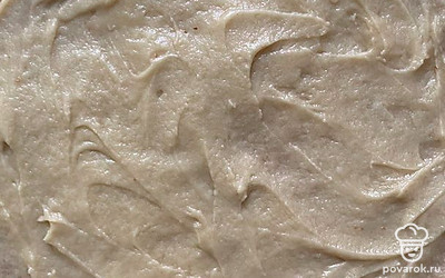 Коржи для медовика раскатывать мы не будем, это долго и морочливо, есть более простой и быстрый способ. Берем пекарскую бумагу (кальку), для экономии теста сразу рисуем окружность нужного нам диаметра (обводим крышку, тарелку или основание круглой формы). Удобно заранее сделать такие заготовки для всех коржей, но можно обойтись и двумя заготовками.
Обычной ложкой наносим тесто на бумагу, распределяем более менее равномерно. На один корж идет примерно одна пятая часть приготовленного теста.