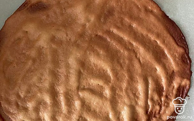 Противень с коржом ставим в предварительно прогретую духовку. Корж выпекаем до готовности при температуре 170-180 градусов, ориентировочно 5-6 минут. Время выпечки зависит от духовки и толщины коржа.
Испеченный медовый корж обычно красивого румяного цвета. Следим, чтобы корж не подгорел, иначе появится горчинка.