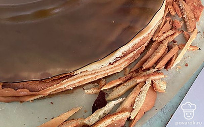 После первого коржа, отправляем в духовку второй и так далее. Готовые коржи раскладываем на столе, чтобы остывали (стопкой не складываем). Сразу же чуть остывший корж ровняем по нашему трафарету, тогда наш тортик получится ровненький и красивенький. Обрезки складываем, они нам пригодятся для обсыпки.