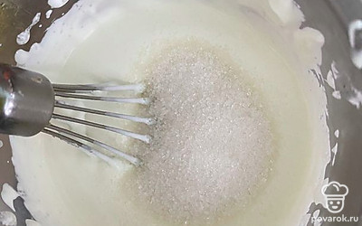 Готовим сметанный крем. Сметана должна быть довольно плотной. Сметану взбиваем миксером, постепенно добавляем сахар или сахарную пудру. У нас должен получится однородный сметанный крем.