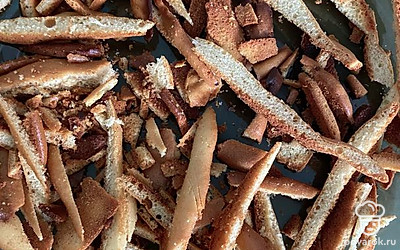 Оставшиеся обрезки от коржей измельчаем в блендере. Сожно соединить их с измельченными грецкими орехами. Полученной смесью со всех сторон обсыпаем наш медовый тортик.