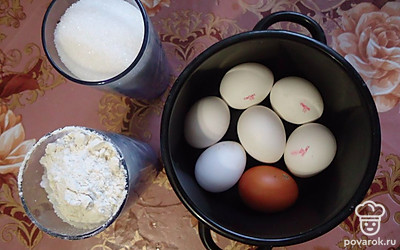 Для теста подготовить 7 яиц, стакан сахара, 1,5 стакана муки. Обязательно предварительно зажечь духовку, чтобы она прогрелась до 180 градусов.