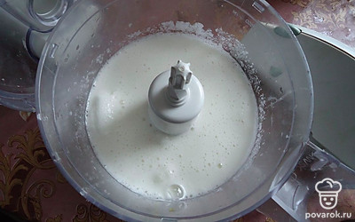 Осторожно отделить 7 желтков от 7 белков. Влить белки в блендер. Взбить в крепкую пену. Затем всыпать стакан песка, опять взбить. Потом всыпать 1,5 стакана муки, взбить.