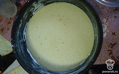 В форму насыпать муку, чтобы корж не прилип к ней. Затем вылить тесто.