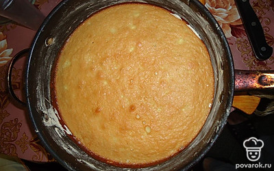 Отправить в духовку. Печь 45 минут. Далее вынуть, остудить. Выложить на тарелку. Разрезать ножом на два коржа.