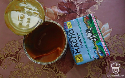 Взять банку вареной сгущенки, пачку сливочного масла - 180 г. Сливочное масло нарезать, поместить в блендер, влить сгущенку, взбить. В половину стакана с горячей водой всыпать чайную ложку сахара, смочить коржи. Промазать кремом корж, поставить на него второй корж. Смазать кремом. 