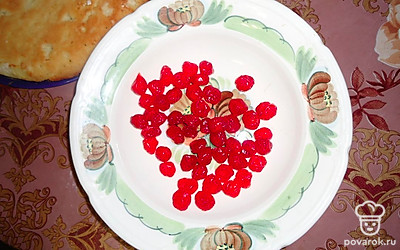 Украсить сухофруктами из черешни. В серединку положить дольки мандарина.