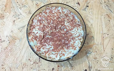 Перед подачей к столу готовый тортик можно украсить шоколадной крошкой.