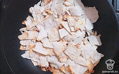 Подготовить необходимые продукты. Лаваш нарезать на мелкие кусочки и подсушить на сковороде, затем немного измельчить руками.