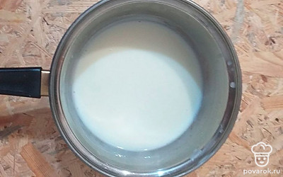 Для крема: в кастрюльку налить молоко, добавить желток (предварительно отделить желток от белка), кукурузный крахмал и подсластитель. Варить на медленном огне, постоянно помешивая до загустения примерно 7 минут. Дать остыть получившемуся крему.