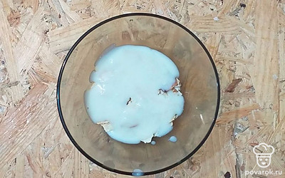 На дно пиалы выкладывать поочерёдно крошку из лаваша, полить кремом. Чередовать так несколько раз. Убрать в холодильник на ночь, чтобы десерт пропитался.