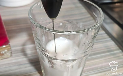 Отмерить 100 миллилитров воды и добавить к ним 1 столовую ложку крахмала. Его нужно очень хорошо перемешать, чтобы в начинке не было комочков. Для этого очень удобно использовать капучинатор.